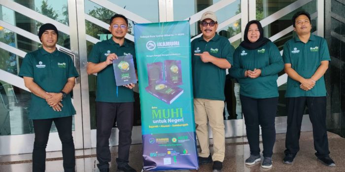 Tim penulis buku Muhi bersama Wakil Ketua Umum, Adwi PY Amri