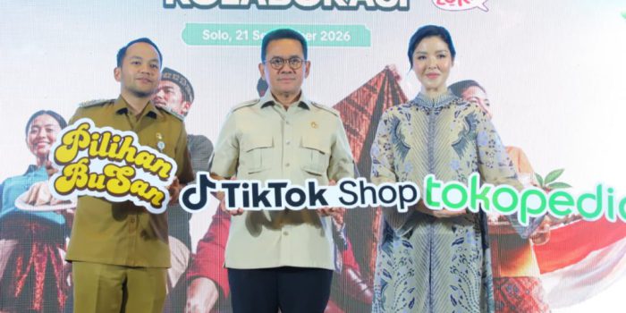 Ki-Ka: Wali Kota Solo, Respati Ardi; Mendag, Budi Santoso; Executive Director, of Tokopedia & TikTok Shop Indonesia, Stephanie Susilo resmi melaunching Pilihan BuSan hadir di marketplace Tokopedia dan TikTok Shop di acara di acara inisiatif pemberdayaan UMKM #WaktunyaSTARt #JualanNyaman Spesial Perayaan Kolaborasi #BeliLokal di Swiss-Belhotel Solo, Jawa Tengah, Senin 21 September 2026. (Foto: Putri Sejati)