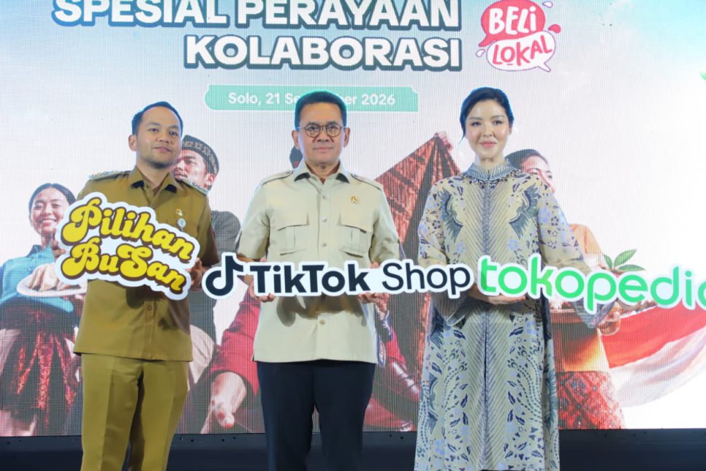 Ki-Ka: Wali Kota Solo, Respati Ardi; Mendag, Budi Santoso; Executive Director, of Tokopedia & TikTok Shop Indonesia, Stephanie Susilo resmi melaunching Pilihan BuSan hadir di marketplace Tokopedia dan TikTok Shop di acara di acara inisiatif pemberdayaan UMKM #WaktunyaSTARt #JualanNyaman Spesial Perayaan Kolaborasi #BeliLokal di Swiss-Belhotel Solo, Jawa Tengah, Senin 21 September 2026. (Foto: Putri Sejati)