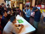 Peserta menunjukkan kemampuannya di depan juri Battle Latte Art yang digelar Double Decker di Ground Floor Fave Hotel Solo Baru, Kabupaten Sukoharjo, Jawa Tengah, Sabtu 19 September 2026. (Foto: Putri Sejati)
