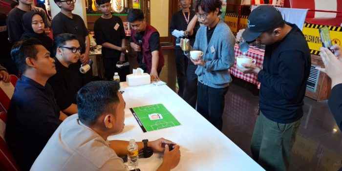 Peserta menunjukkan kemampuannya di depan juri Battle Latte Art yang digelar Double Decker di Ground Floor Fave Hotel Solo Baru, Kabupaten Sukoharjo, Jawa Tengah, Sabtu 19 September 2026. (Foto: Putri Sejati)