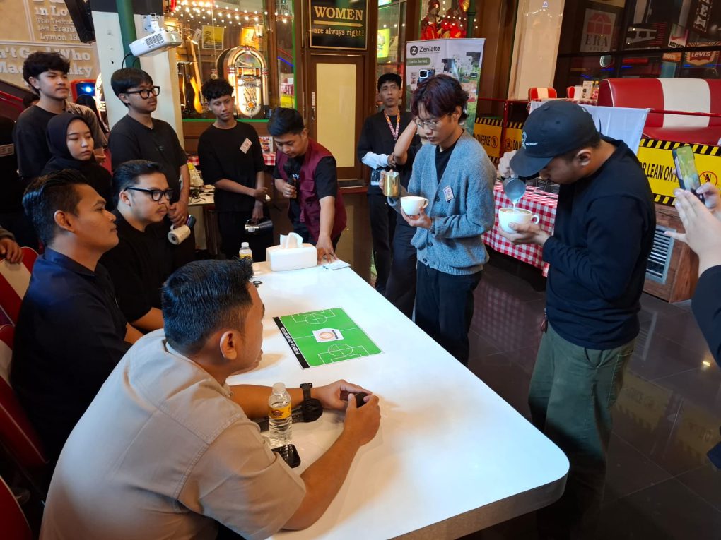 Peserta menunjukkan kemampuannya di depan juri Battle Latte Art yang digelar Double Decker di Ground Floor Fave Hotel Solo Baru, Kabupaten Sukoharjo, Jawa Tengah, Sabtu 19 September 2026. (Foto: Putri Sejati)