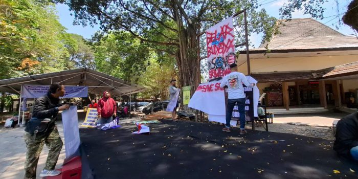 Panggung seni budaya yang didirikan Foksri di lokasi yang akan dibangun Sekber ahli waris Sriwedari. (Foto: Putri Sejati)