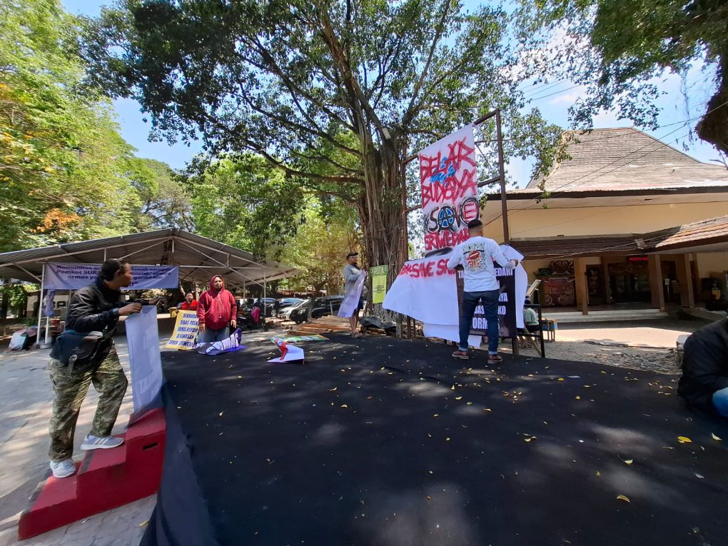 Panggung seni budaya yang didirikan Foksri di lokasi yang akan dibangun Sekber ahli waris Sriwedari. (Foto: Putri Sejati)