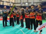 Pangdam IV/Diponegoro Mayjen TNI Achiruddin menyerahkan trofi juara umum sekaligus secara resmi menutup Open Tournament Pencak Silat Piala Panglima TNI 2026, Minggu 13 September 2026. (Foto: dok. Penrem)