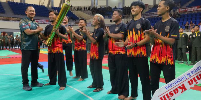 Pangdam IV/Diponegoro Mayjen TNI Achiruddin menyerahkan trofi juara umum sekaligus secara resmi menutup Open Tournament Pencak Silat Piala Panglima TNI 2026, Minggu 13 September 2026. (Foto: dok. Penrem)