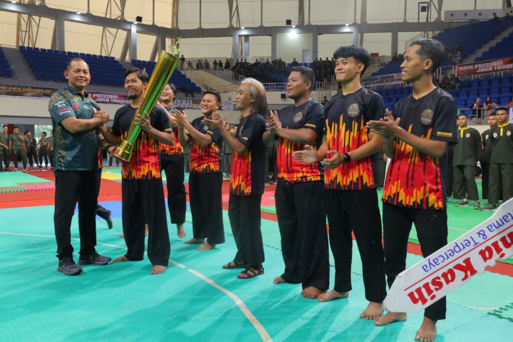 Pangdam IV/Diponegoro Mayjen TNI Achiruddin menyerahkan trofi juara umum sekaligus secara resmi menutup Open Tournament Pencak Silat Piala Panglima TNI 2026, Minggu 13 September 2026. (Foto: dok. Penrem)