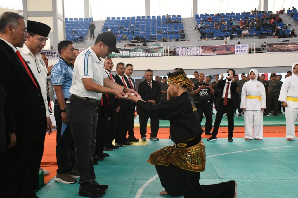 Danrem 074/Warastratama Kolonel Inf M. Arry Yudistira membuka Open Tournament Pencak Silat Piala Panglima TNI Tahun 2026 dalam rangka memeriahkan HUT ke-81 TNI di GOR Manahan, Kota Solo, Jawa Tengah, Jumat 11 September 2026. (Foto: dok. Penrem)