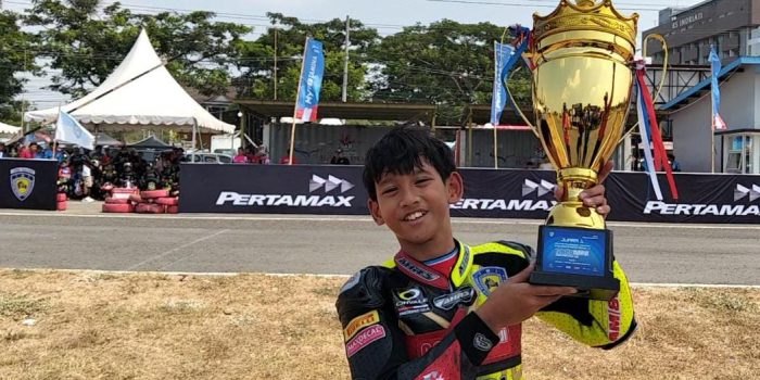Pebalap cilik Muhammad Ali Imamudin mengangkat piala seusai sapu bersih juara satu pada Kejurnas FIM MotoMini Indonesia Series Boyolali 2026 di Sirkuit Boyolali, Jawa Tengah, Minggu Sore. (Foto: Agatha Janendra)
