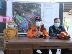 Kepala Pelaksana BPBD Kota Solo, Ari Dwi Daryatmo (tengah) memberikan keterangan pers terkait upaya pemadaman kebakaran TPA Putri Cempo, Senin 14 September 2026. (Foto: Putri Sejati)