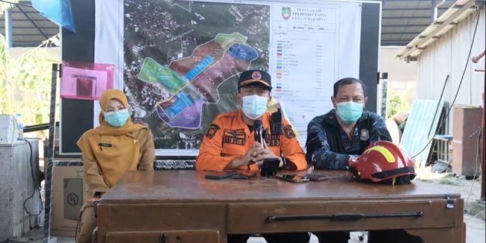 Kepala Pelaksana BPBD Kota Solo, Ari Dwi Daryatmo (tengah) memberikan keterangan pers terkait upaya pemadaman kebakaran TPA Putri Cempo, Senin 14 September 2026. (Foto: Putri Sejati)