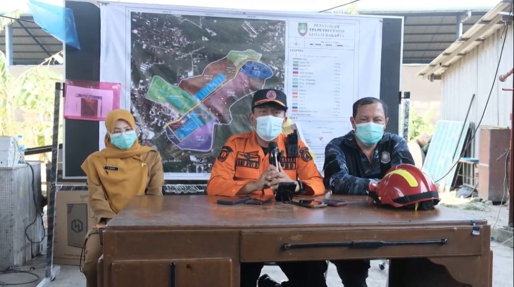 Kepala Pelaksana BPBD Kota Solo, Ari Dwi Daryatmo (tengah) memberikan keterangan pers terkait upaya pemadaman kebakaran TPA Putri Cempo, Senin 14 September 2026. (Foto: Putri Sejati)
