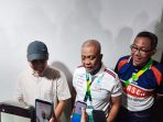 Wali Kota Solo, Respati Ardi dan pemilijk Kendal Tornado FC usai menyaksikan laga kandang perdana tim berjuluk Badai Pantura melawan Barito Putera di Stadion Sriwedari, Kota Solo, Jawa Tengah, Sabtu 26 September 2026. (Foto: Putri Sejati)