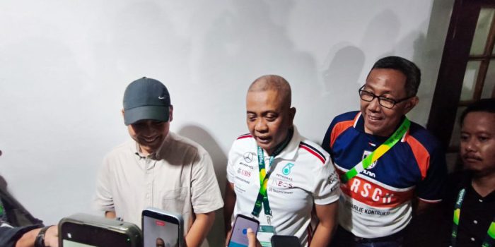 Wali Kota Solo, Respati Ardi dan pemilijk Kendal Tornado FC usai menyaksikan laga kandang perdana tim berjuluk Badai Pantura melawan Barito Putera di Stadion Sriwedari, Kota Solo, Jawa Tengah, Sabtu 26 September 2026. (Foto: Putri Sejati)