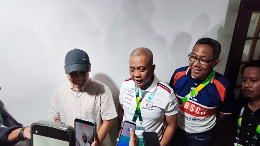 Wali Kota Solo, Respati Ardi dan pemilijk Kendal Tornado FC usai menyaksikan laga kandang perdana tim berjuluk Badai Pantura melawan Barito Putera di Stadion Sriwedari, Kota Solo, Jawa Tengah, Sabtu 26 September 2026. (Foto: Putri Sejati)