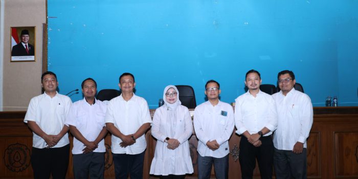 Tujuh Guru Besar baru UNS Solo yang akan dikukuhkan oleh Rektor Prof Dr dr Hartono dalam Sidang Terbuka Senat Akademik di Auditorium G.P.H. Haryo Mataram UNS, Selasa 6 Oktober 2026. (Foto: Putri Sejati)