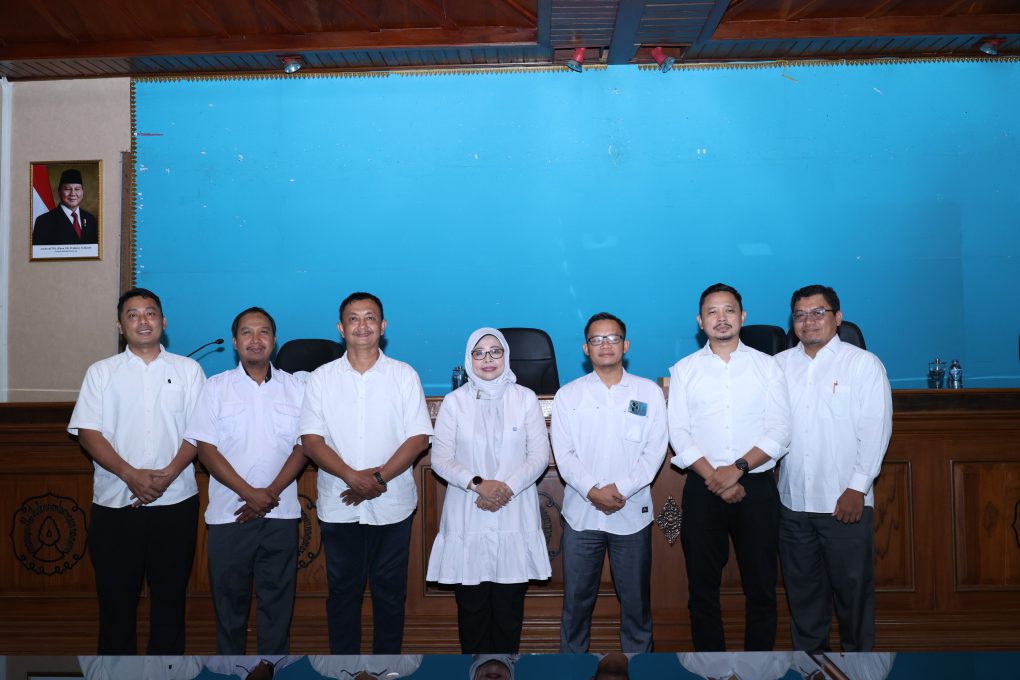 Tujuh Guru Besar baru UNS Solo yang akan dikukuhkan oleh Rektor Prof Dr dr Hartono dalam Sidang Terbuka Senat Akademik di Auditorium G.P.H. Haryo Mataram UNS, Selasa 6 Oktober 2026. (Foto: Putri Sejati)
