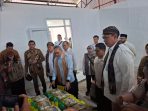 Menteri Koordinator Bidang Pangan, Zulkifli Hasan dan Menteri Perdagangan, Budi Santoso didampingi Direktur Utama Perum BULOG Letnan Jenderal TNI (Purn) Ahmad Rizal Ramdhani saat melakukan kegiatan monitoring operasionalisasi KDKMP yang berlangsung di Kabupaten Sukoharjo, Jawa Tengah, Selasa 13 Oktober 2026. (Foto: Putri Sejati)