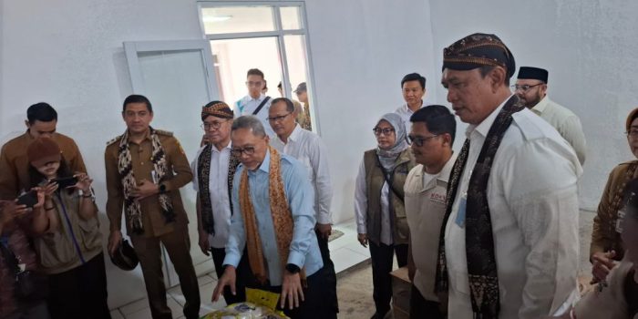 Menteri Koordinator Bidang Pangan, Zulkifli Hasan dan Menteri Perdagangan, Budi Santoso didampingi Direktur Utama Perum BULOG Letnan Jenderal TNI (Purn) Ahmad Rizal Ramdhani saat melakukan kegiatan monitoring operasionalisasi KDKMP yang berlangsung di Kabupaten Sukoharjo, Jawa Tengah, Selasa 13 Oktober 2026. (Foto: Putri Sejati)