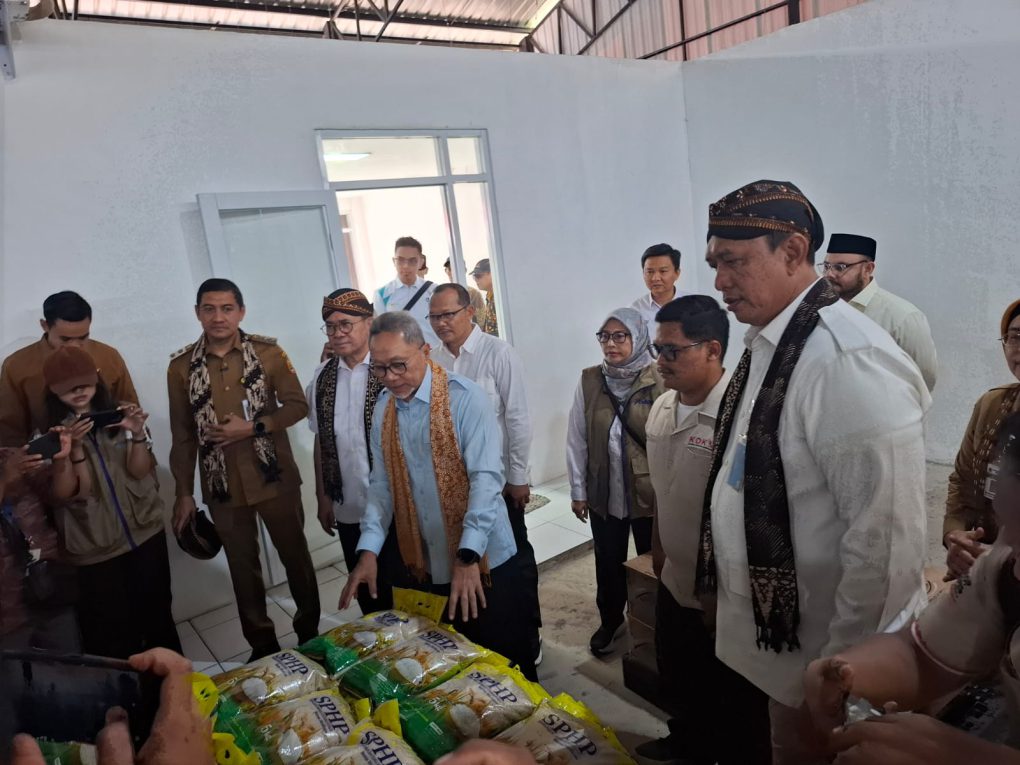 Menteri Koordinator Bidang Pangan, Zulkifli Hasan dan Menteri Perdagangan, Budi Santoso didampingi Direktur Utama Perum BULOG Letnan Jenderal TNI (Purn) Ahmad Rizal Ramdhani saat melakukan kegiatan monitoring operasionalisasi KDKMP yang berlangsung di Kabupaten Sukoharjo, Jawa Tengah, Selasa 13 Oktober 2026. (Foto: Putri Sejati)