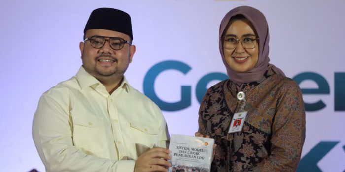 Ketua DPD Lembaga Dakwah Islam Indonesia (LDII) Kota Solo, Muhammad Zain dan Wawali Solo, Astrid Widayani di pembukaan Generus Surakarta Bertoleransi yang digelar di Pendapi Gede Kompleks Balai Kota Solo, Jawa Tengah, Rabu 28 Oktober 2026.  (Foto: Putri Sejati) 