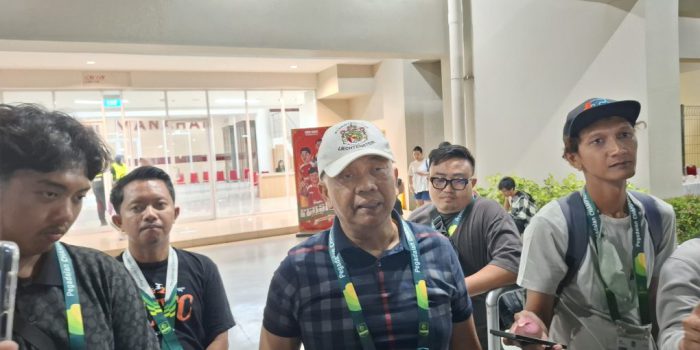 Presiden sekaligus CEO Kendal Tornado FC, Fardhan Nandana (kiri) dan Owner Kendal Tornado FC, Junianto (tengah) usai laga kontra Persis Solo dalam laga lanjutan Championship 2026/2027 di Stadion Manahan, Kota Solo, Jawa Tengah, Sabtu 3 Oktober 2026. (Foto: Putri Sejati)