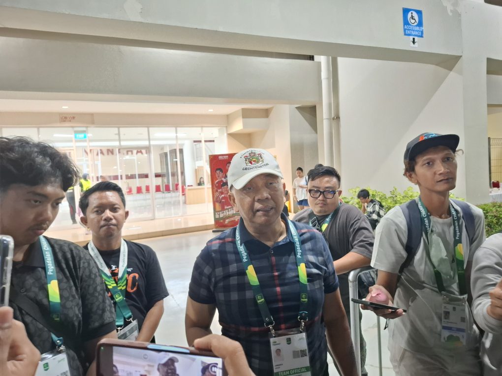Presiden sekaligus CEO Kendal Tornado FC, Fardhan Nandana (kiri) dan Owner Kendal Tornado FC, Junianto (tengah) usai laga kontra Persis Solo dalam laga lanjutan Championship 2026/2027 di Stadion Manahan, Kota Solo, Jawa Tengah, Sabtu 3 Oktober 2026. (Foto: Putri Sejati)