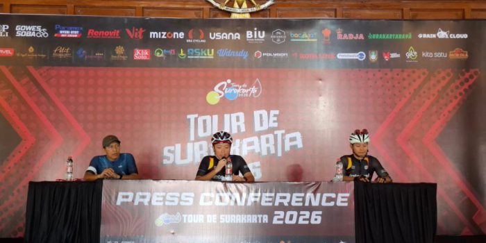 (Ki-Ka): Humas Tour de Surakarta, Wiwid Widiyanto; Ketua SCC dan Panitia Tour de Surakarta, Suryo Danu Kusumo; Race Director Tour de Surakarta, Yohannes Tekno Wijaya dalam press conference yang digelar di Pendapi Gede kompleks Balai Kota Solo, Jumat 9 Oktober 2026. (Foto: Putri Sejati)