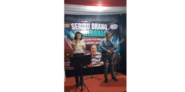 Duo Wening Jepank saat merilis lagu terbarunya, Ayo Wedangan di Wedangan Bu Siti, Selasa 20 Oktober 2026 malam. (foto dokumentasi)